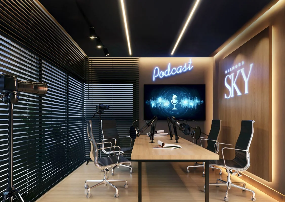 Sky Podcast, estúdio com microfones e painel iluminado